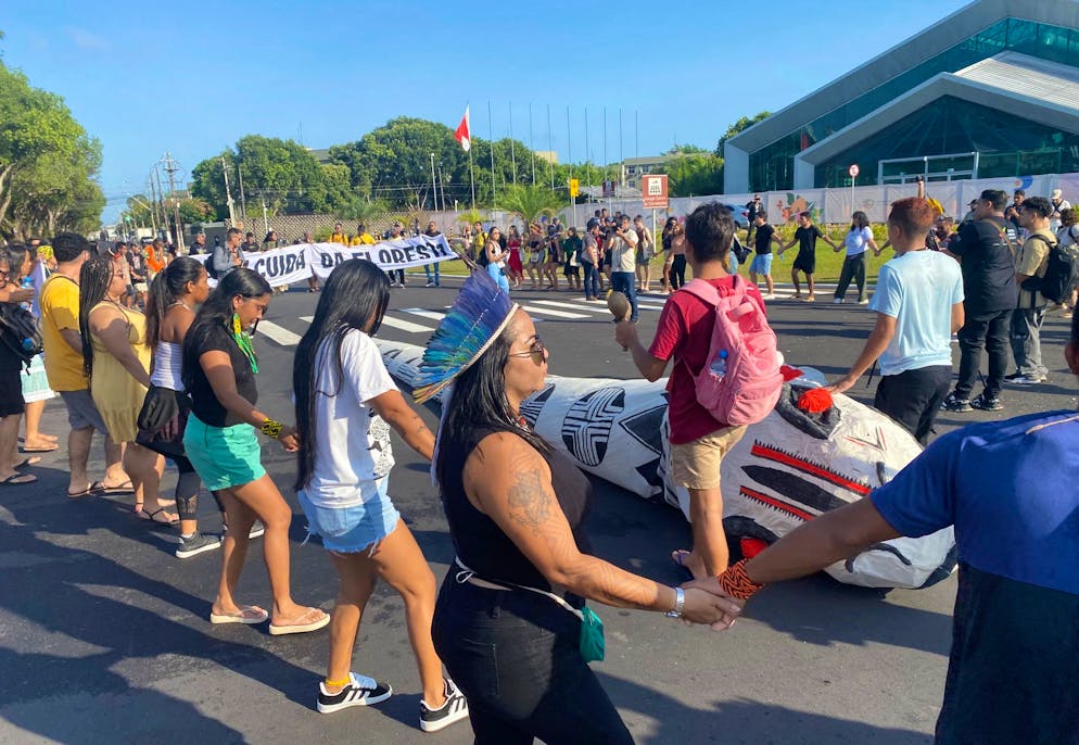 Standpauke am Amazonas: UN-Chef verkündet «bittere Wahrheit» - Gallery. Aktivisten tanzen, um anlässlich der Weltklimakonferenz #COP30 zu protestieren.