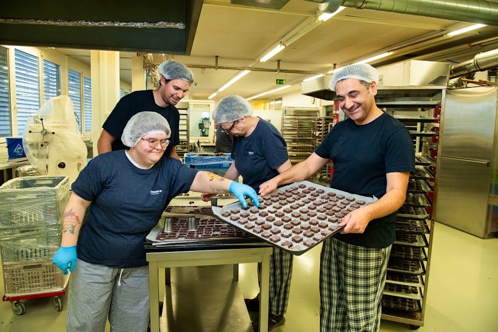 UBS Helpetica Backen. Sie sind stolz auf ihre Arbeit in der Bäckerei (von links): Thea, Vincent, Jacqueline und Umut.