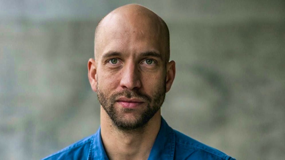 In his film "I Love You, I Leave You", filmmaker Moris Freiburghaus accompanies his best friend, musician Dino Brandão, who suffers from bipolar disorder. Documenting a person in such a condition is a borderline process, says Freiburghaus in conversation.