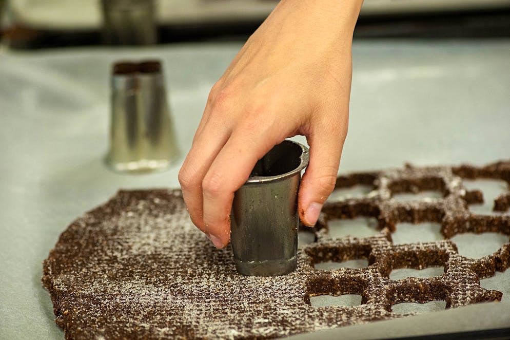 UBS Helpetica Backen. In der Vorweihnachtszeit produziert die Bäckerei jährlich insgesamt über 150’000 Guetzli.