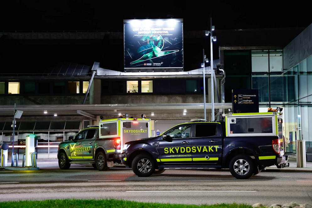 Des véhicules de sécurité à l’aéroport de Landvetter, temporairement fermé après des signalements de drones autour du site, à Göteborg, en Suède, le 6 novembre 2025.