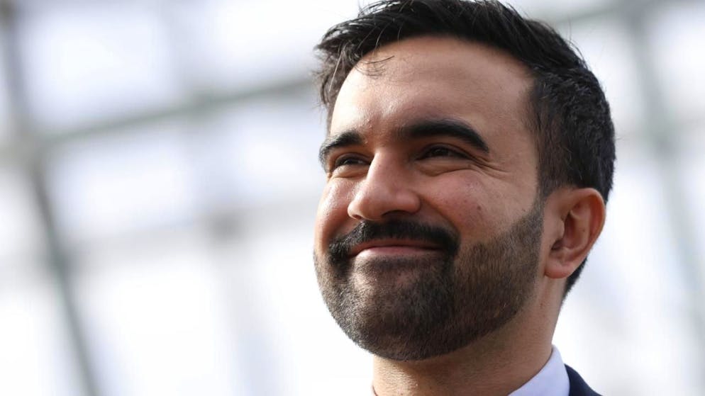 Dopo la vittoria, per Zohran Mamdani arriva ora la fase più difficile, quella di adottare la sua ricetta per rendere la città più accessibile con il congelamento degli affitti, gli asili e i bus gratis e i negozi di alimentari comunali per controllare i prezzi. (Immagine d'archivio di ieri)