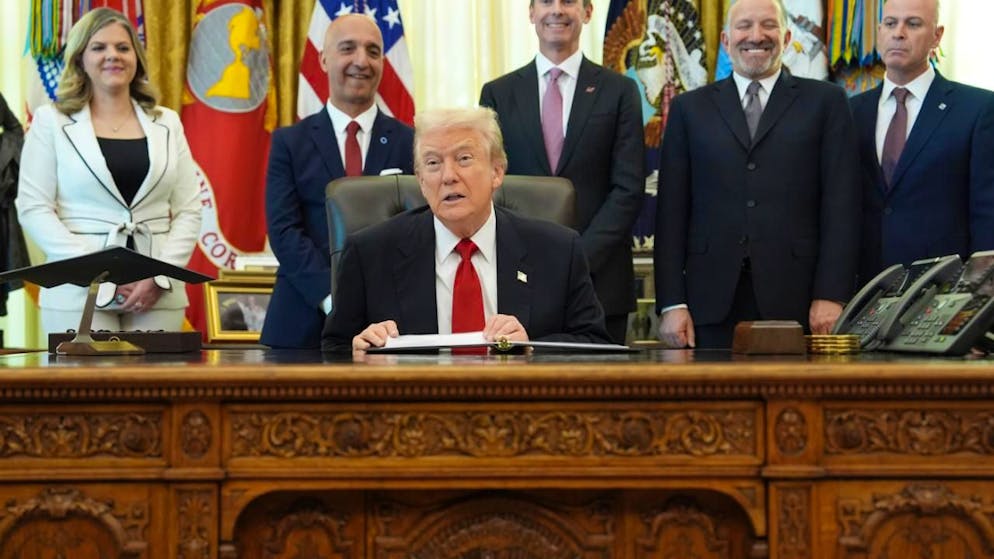 US-Präsident Donald Trump spricht im Oval Office des Weißen Hauses. Foto: Evan Vucci/AP/dpa