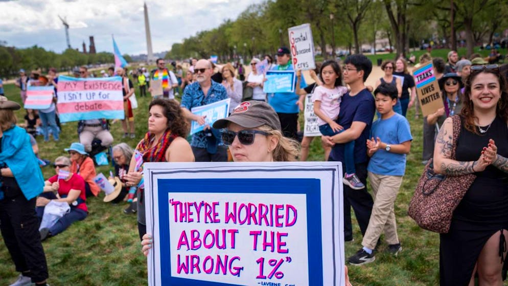 Image d'illustration de manifestants participant au Trans Day of visibility à Washington, en mars dernier.