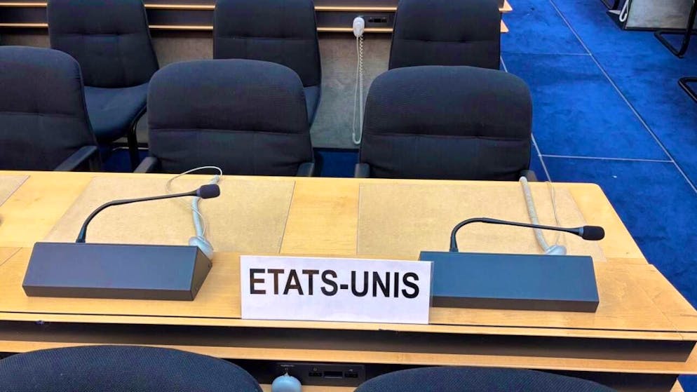 The chairs of the USA (French spelling Etats Unis) remain empty at the meeting of the UN Human Rights Council working group to review the situation in the USA. The UN Human Rights Council working group formally established "non-cooperation". Photo: Christiane Oelrich/dpa