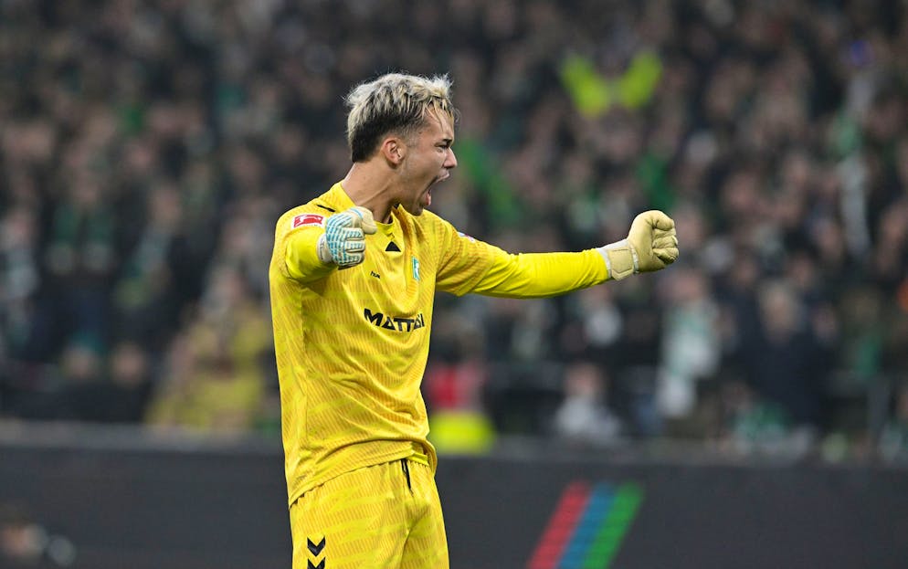 Werder-Torwart Mio Backhaus jubelt nach dem Schlusspfiff über den Sieg.