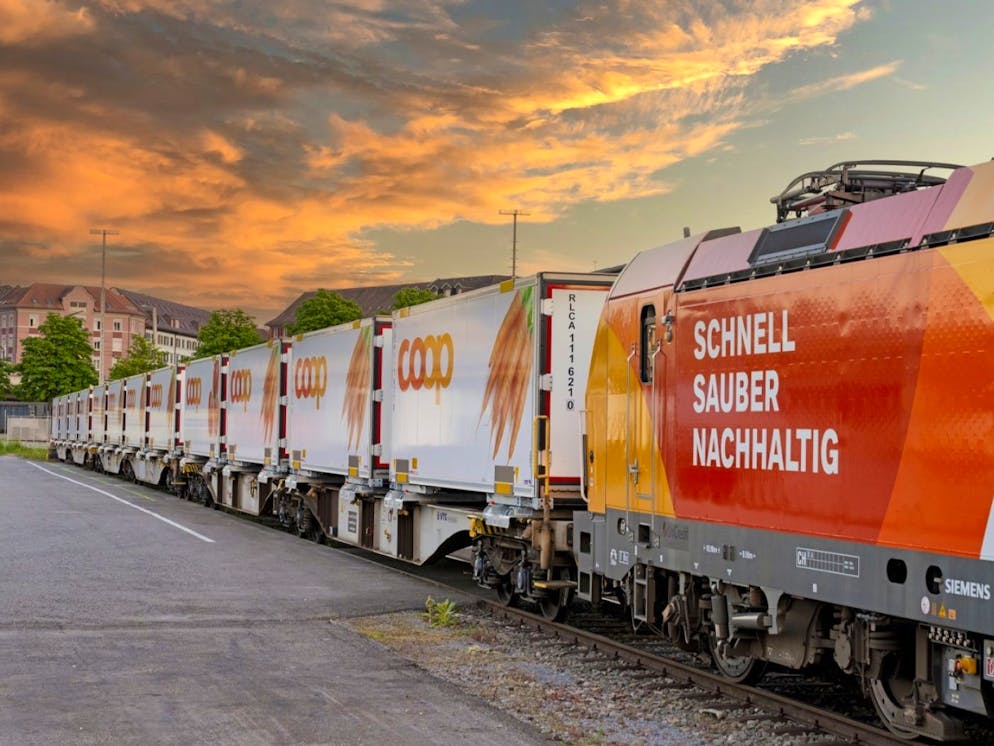 Coop eröffnet am Freitag ein neues Umladezentrum in Zürich. Dort sollen ab sofort Waren per Bahn aus der regionalen Verteilzentrale im Aargau ankommen.