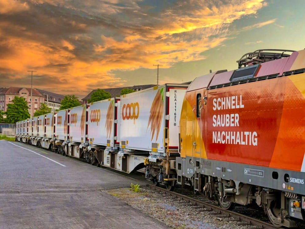 Coop is opening a new reloading center in Zurich on Friday. From now on, goods will arrive there by rail from the regional distribution center in Aargau.