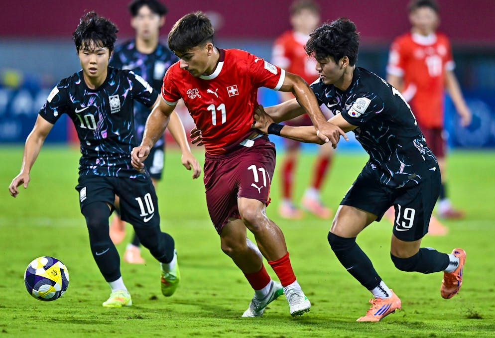 Nevio Scherrer muss sich gleich gegen zwei Südkoreaner durchsetzen.