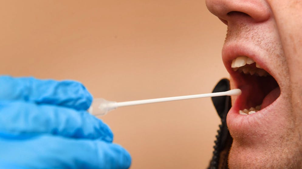 Wollte Unterhalt nicht zahlen. Mann schickt Freund zum Vaterschaftstest und fliegt auf