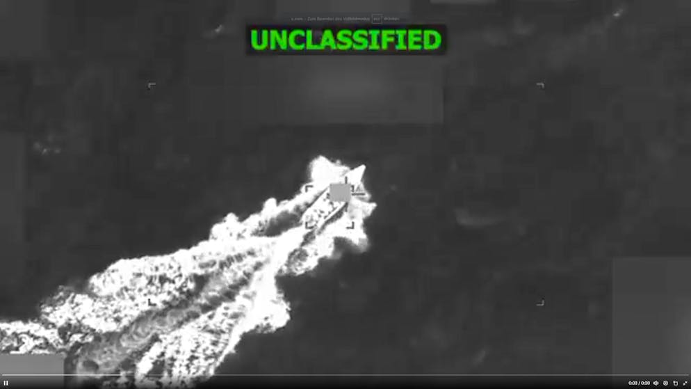 US-Verteidigungsminister Pete Hegseth teilte ein Video des Angriffs auf ein Boot auf X, der Screenshot zeigt ein mutmassliche Drogenschmuggler-Boot kurz vor einem Angriff.
