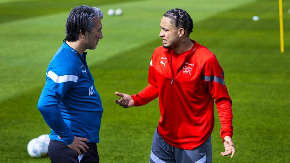 Il commissario tecnico Murat Yakin e Noah Okafor.