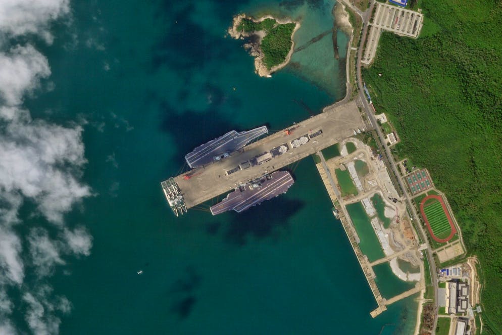 le portaerei cinesi Shandong e Fujian sono visibili presso la base navale di Yulin, vicino a Sanya, in Cina.