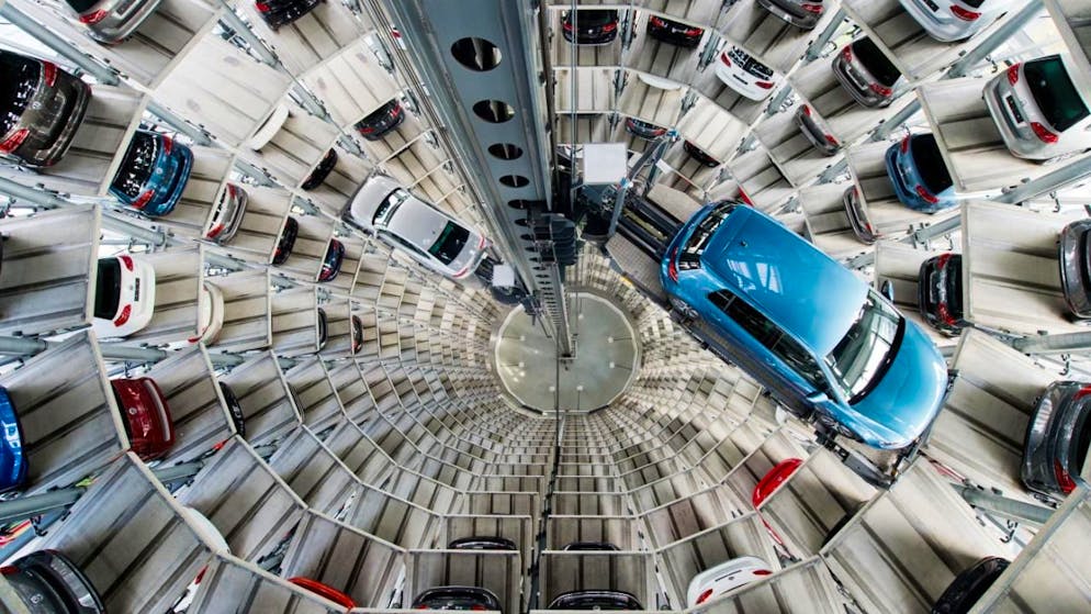 Le patron de Mercedes, Ola Källenius, évoque "une transformation comme on en voit tous les 100 ans, dans un environnement balayé par un ouragan force 5". Tandis que Marylise Léon, à la tête de la CFDT, a qualifié le moment d'"historique" et de "charnière", devant la presse cette semaine également.