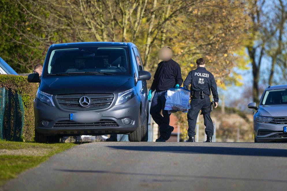 Après avoir reçu de nombreuses informations, la police a perquisitionné jeudi plusieurs propriétés à Reimershagen et dans le village voisin de Rum Kogel.