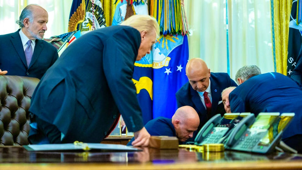 Ecco il video. Panico nello Studio Ovale! Un uomo collassa accanto a Trump