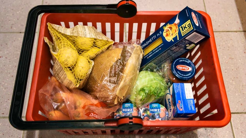 Die Stimmung der Schweizer Konsumenten hat sich im Oktober gegenüber dem Vormonat leicht eingetrübt und liegt weiter auf einem tiefen Stand. Der Index der Konsumentenstimmung sank gegenüber September von -36,5 auf -36,9 Punkte. (Archivbild)