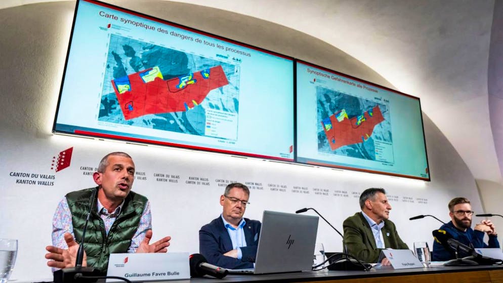 Guillaume Favre-Bulle (géologue cantonal), Franz Ruppen (conseiller d'Etat), Matthias Bellwald (président  de Blatten) et Chrstian Studer (ingénieur) ont présenté les nouvelles cartes des dangers naturels pour Blatten.