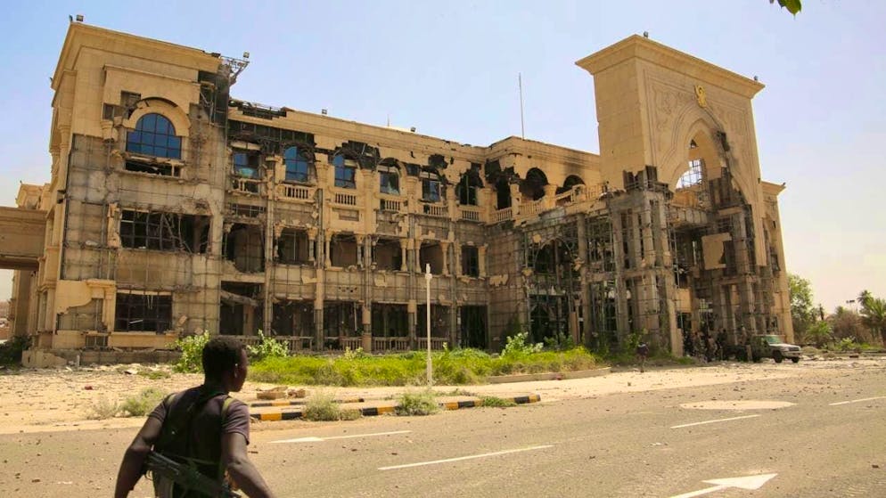 ARCHIVE - A soldier walks in front of the presidential palace after it was taken over by the Sudanese army. Much of the capital Khartoum has been destroyed in the fighting. Photo: Uncredited/AP/dpa