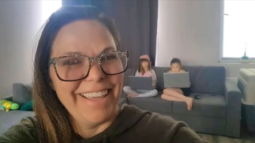 Bizarre Szene mit Mutter und Töchtern: Kinder, der Papa geht zur Armee.