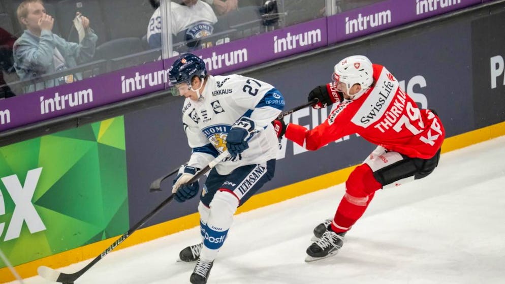 Calvin Thürkauf (rechts) im Zweikampf mit Finnlands Santtu Kinnunen von den SCL Tigers.