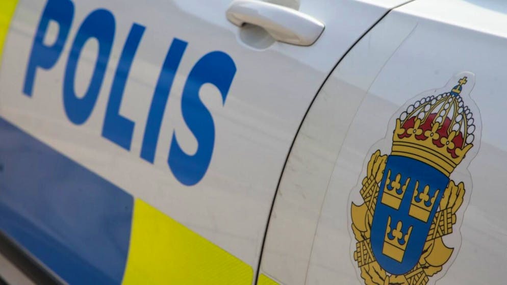 ARCHIV - Ein Polizeiauto steht vor der Polizeiwache in Lund. Auf dem Wagen ist das Logo der schwedischen Polizei und der Schriftzug «Polis» (Polizei) zu sehen. Foto: Steffen Trumpf/dpa