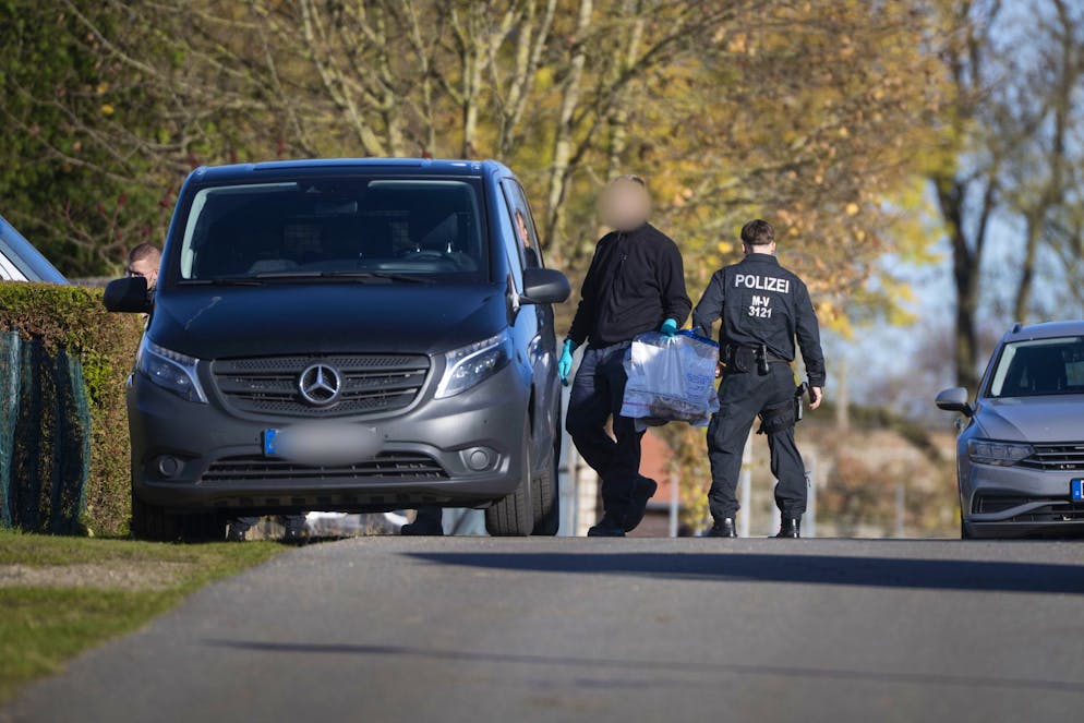 Nach zahlreichen Hinweisen bei «Aktenzeichen XY» durchsuchte die Polizei am Donnerstag mehrere Objekte in Reimershagen und im Nachbarort Rum Kogel.