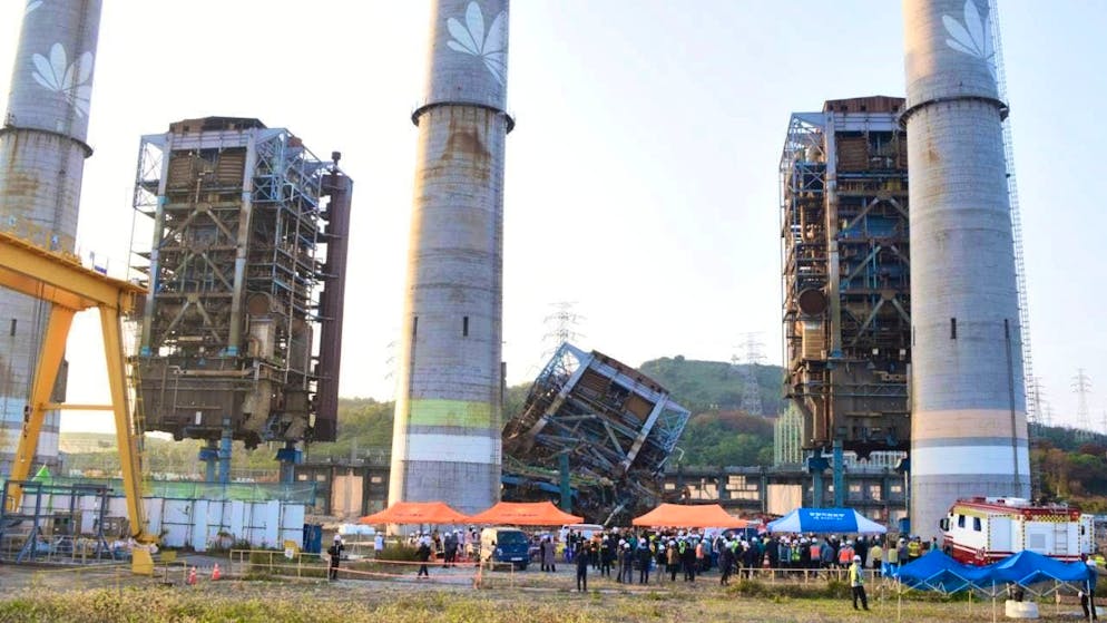 A rescue team works near a 60-meter tower that collapsed during demolition work at a decommissioned thermal power plant in Ulsan, South Korea. Photo: Uncredited/NEWSIS/dpa