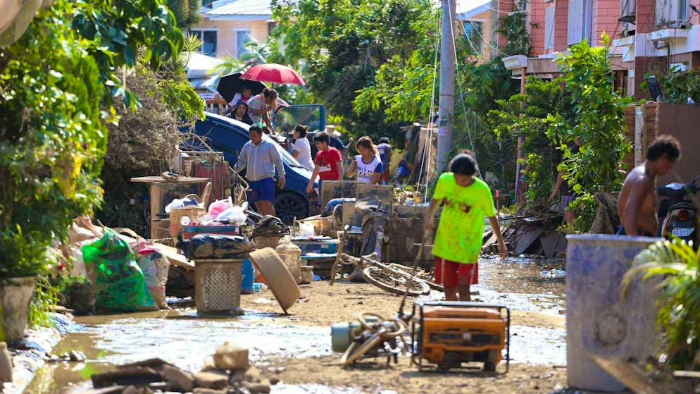Severe typhoon hits Vietnam - chaos in the Philippines - Gallery. Many people have lost everything in the masses of mud and water.