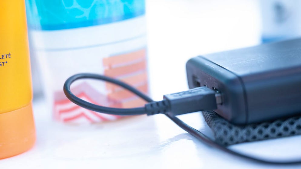 «L'acido volava ovunque». Esplode un power bank in aeroporto, un uomo prende fuoco