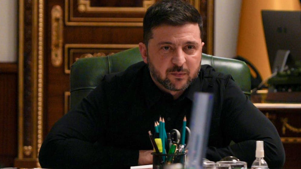 ARCHIV - Wolodymyr Selenskyj, Präsident der Ukraine, spricht während einer Pressekonferenz. Foto: Andrea Rosa/AP/dpa