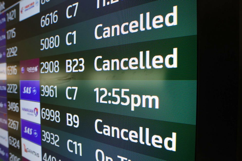 Oltre 800 voli sono stati cancellati e migliaia sono in ritardo a causa dello shutdown.