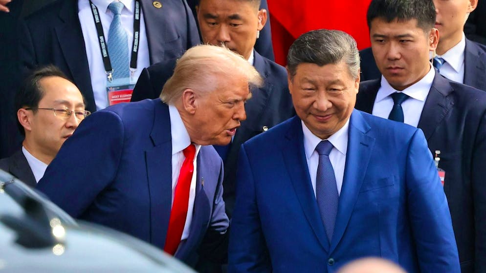 Relaxation? US President Donald Trump (l.) and China's head of state Xi Jinping on October 30, 2025 after their meeting in South Korea.