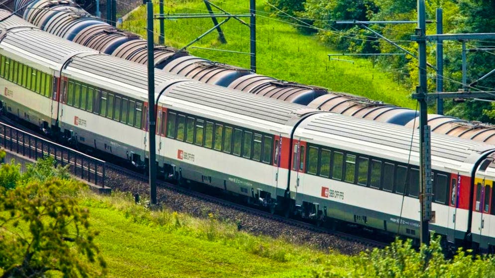 Hundreds of SBB carriages are being examined for asbestos, including EW IV long-distance trains (archive image)