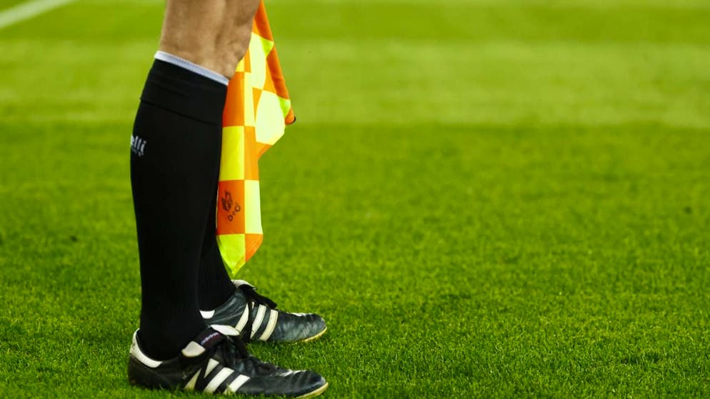 In der Türkei wurden 17 Haftbefehle gegen Schiedsrichter ausgestellt, die unter Verdacht stehen, auf Spiele gewettet zu haben.