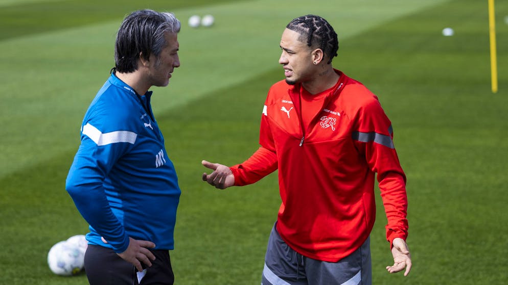 Chefcoach Murat Yakin und Noah Okafor.