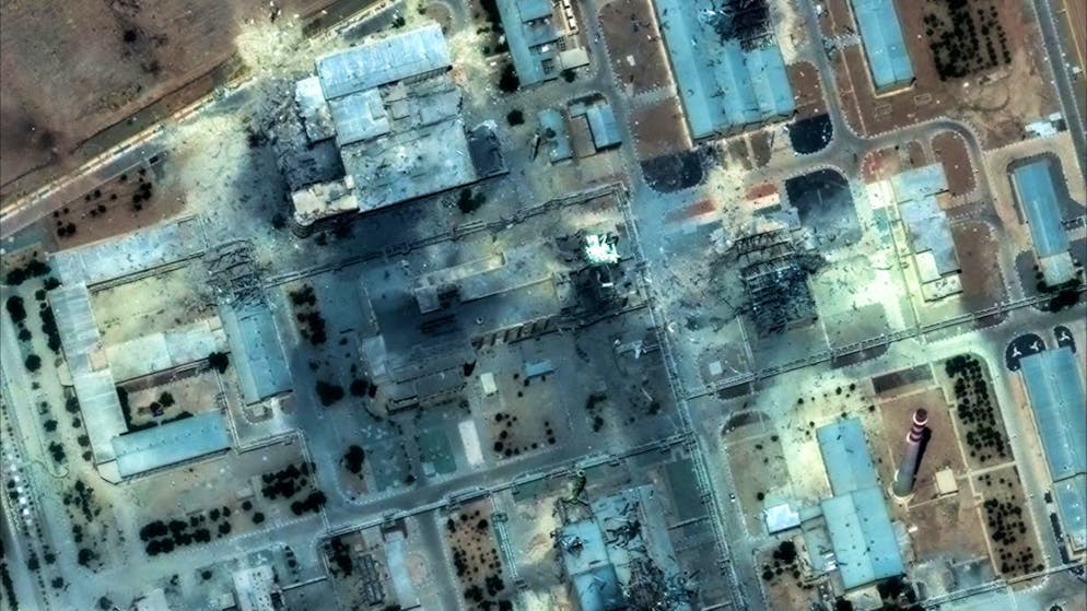 A metà giugno Israele ha lanciato una campagna di bombardamenti senza precedenti contro l'Iran, innescando una guerra a cui gli Stati Uniti si sono brevemente uniti con attacchi contro i siti nucleari iraniani. Nell'immagine satellitare quello di Isfahan dopo un attacco degli USA.