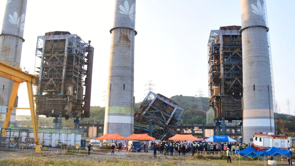 Ein Rettungsteam arbeitet in der Nähe eines 60 Meter hohen Turms, der bei Abbrucharbeiten in einem stillgelegten Wärmekraftwerk in Ulsan, Südkorea, zusammengebrochen ist. Foto: Uncredited/NEWSIS/dpa