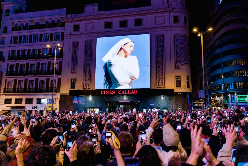 "Lux" was announced in mid-October at the Plaza de Callao in Madrid. Now the album is out.