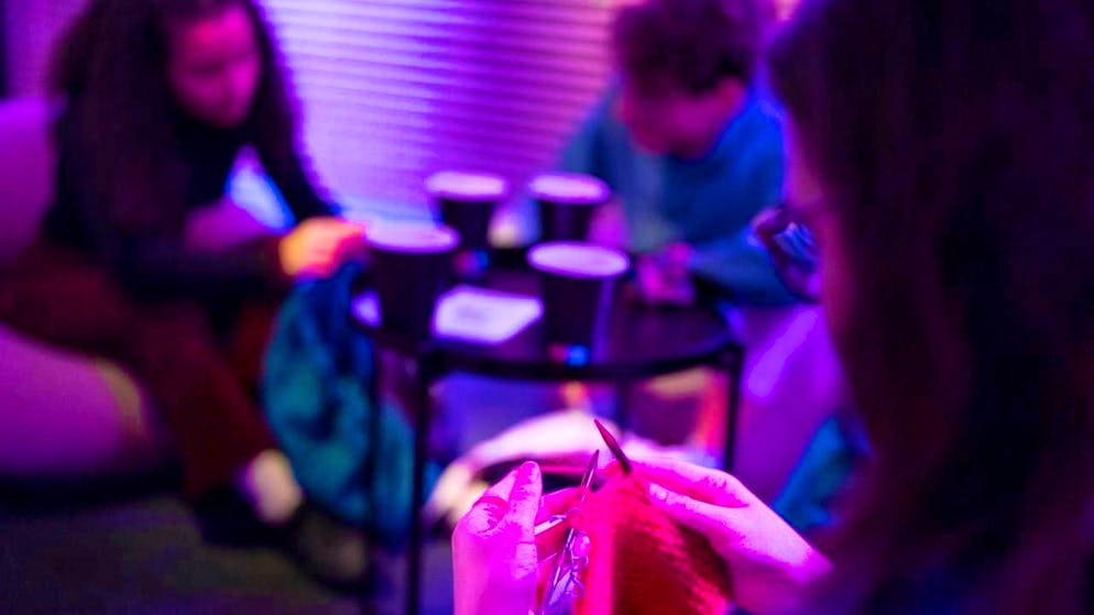 Knitting enthusiasts shared their passion for "lisme" in Zurich-Oerlikon at the weekend. Young people also took up the needles.