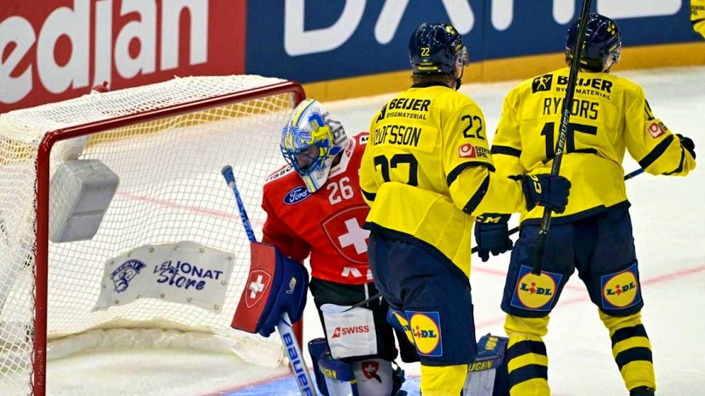A difficult afternoon: Swiss goalie Sandro Aeschlimann loses out to his Davos teammate Simon Ryfors