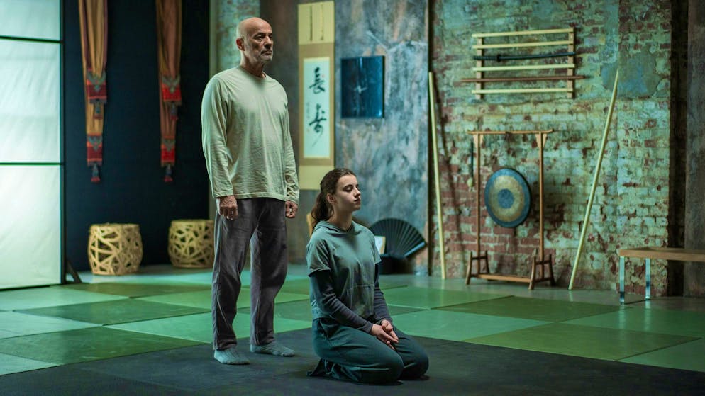 In the ARD crime thriller "Hagen Benz - Das Böse in dir", Heiner Lauterbach plays a mysterious ex-commissioner and teaches the daughter of his investigative partner Dorea (Stella Spörrle) in his martial arts studio.