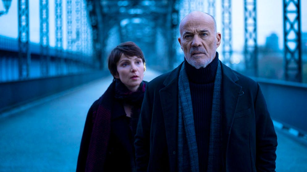 In the ARD crime thriller "Hagen Benz - Das Böse in dir", ex-commissioner Hagen Benz (Heiner Lauterbach) gets involved in a case involving the tough chief investigator Elena Weber (Julia Koschitz).