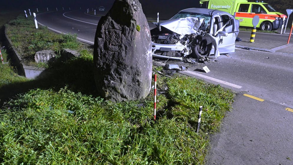 Accident in Neerach ZH. 18-year-old driver crashes car into boulder - four teenagers injured