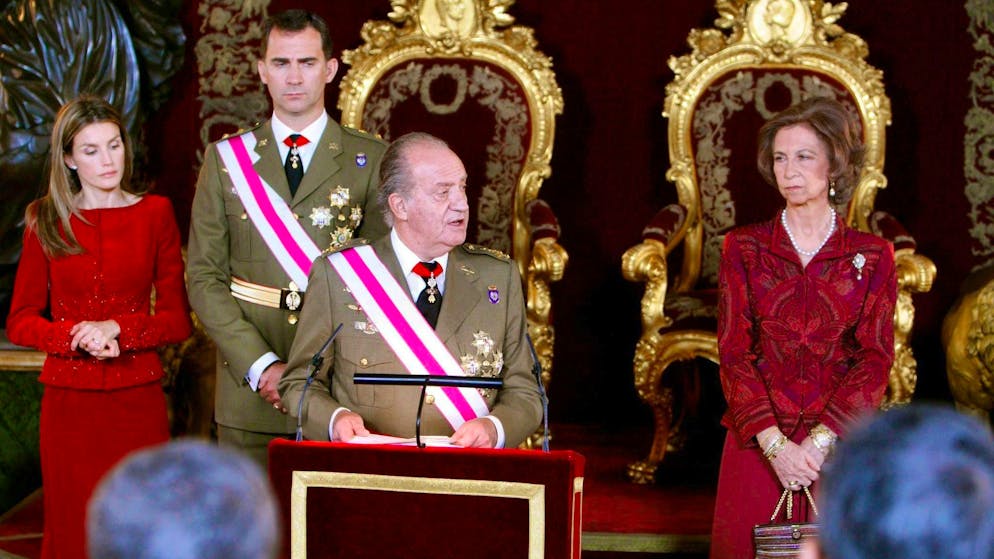 L'ex re Juan Carlos parla alla cerimonia commemorativa dell'Epifania 2010. Dietro di lui ci sono (da sinistra a destra) l'allora principessa Letizia, l'allora principe ereditario Felipe e l'allora regina Sofía.
