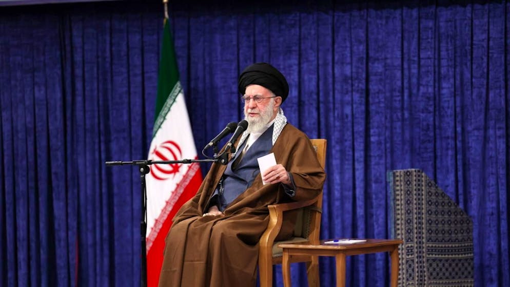 Iran. Muore dopo aver bruciato la foto di Khamenei, scoppiano le proteste