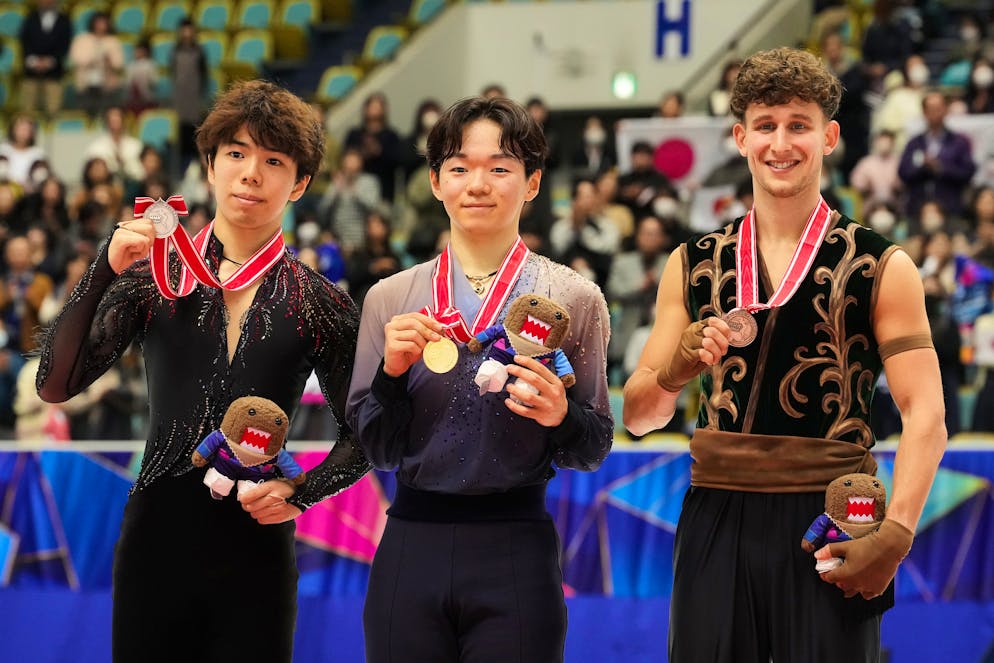 Lukas Britschgi (à droite) a terminé troisième du NHK Trophy à Osaka.