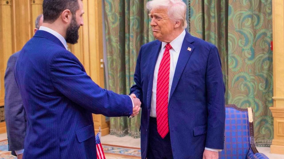 HANDOUT - In this handout released by the Saudi Royal Palace, President Donald Trump (r) shakes hands with Syrian interim President Ahmad al-Sharaa. Photo: Bandar Aljaloud/Saudi Royal Palace/dpa