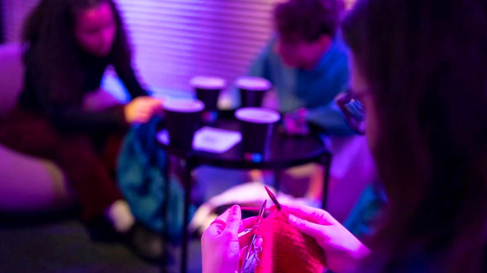 Strickbegeisterte haben am Wochenende in Zürich-Oerlikon ihre Leidenschaft fürs "Lisme" geteilt. Auch junge Menschen nahmen die Nadeln in die Hand.