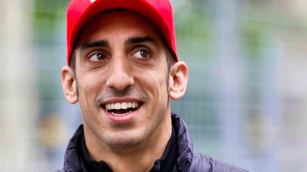 Second place in the season finale: Sébastien Buemi finishes on the podium with his teammates in Bahrain